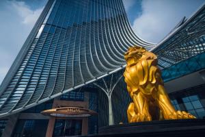 una statua gialla di leone di fronte a un edificio di MGM Shanghai West Bund a Shanghai