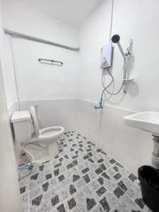 的住宿－MP Resort，一间带卫生间和水槽的浴室