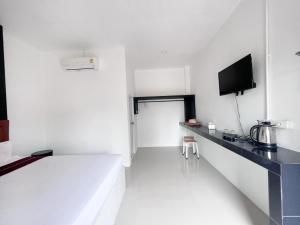的住宿－MP Resort，白色的客房设有黑色柜台和电视。