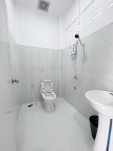 的住宿－MP Resort，白色的浴室设有卫生间和水槽。