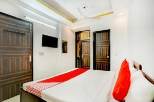 Giường trong phòng chung tại Hotel Golden INN at Indrapuram