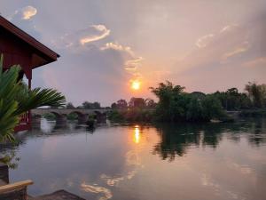 Swimming pool sa o malapit sa Khampheng River views sunset