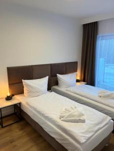 - 2 lits jumeaux dans une chambre avec fenêtre dans l'établissement Trevilles Apartamenty Silent, à Szklarska Poręba