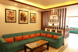 Ruang duduk di Hotel Eco Tree Pokhara
