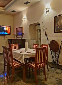 - une salle à manger avec une table et quatre chaises dans l'établissement HOTELS ELSA, à Skopje