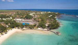 eine Luftansicht eines Resorts auf einer Insel im Meer in der Unterkunft Villa vue 1 C.A.M in Albion