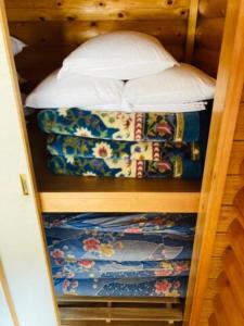 ein kleines Zimmer mit einem Bett in einem Holzschrank in der Unterkunft Mori no Kuni - Vacation STAY 03967v in Ōma