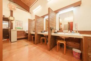 Mori no Kuni - Vacation STAY 03957v في Ōma: حمام كبير مع مغسلتين ومرآة كبيرة