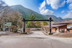 una strada vuota di fronte a una montagna di Mori no Kuni - Vacation STAY 03957v a Ōma