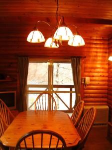 jadalnia ze stołem i krzesłami oraz oknem w obiekcie Mori no Kuni - Vacation STAY 03993v w mieście Ōma