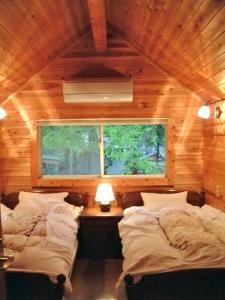 dwa łóżka w pokoju z oknem w obiekcie Mori no Kuni - Vacation STAY 03993v w mieście Ōma