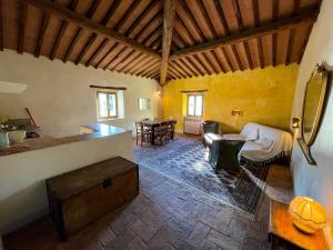uma sala de estar com um sofá e uma mesa em Podere Campalfi em Stigliano