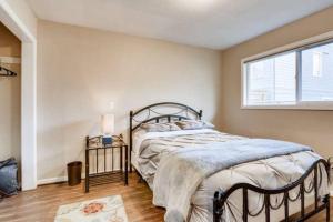 a bedroom with a bed and a window at Beautiful 2 Bedroom Unit w/ FAST FREE WIFI in Beaverton