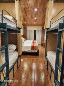 מיטה או מיטות קומותיים בחדר ב-SaPa Retreat Condotel