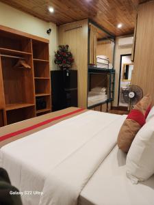 מיטה או מיטות בחדר ב-SaPa Retreat Condotel
