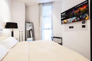 Postel nebo postele na pokoji v ubytování The Suite Dubai 15 Northside Luxury Living