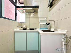 Kuchyň nebo kuchyňský kout v ubytování Melaka Ong Kim Wee Residences by Stayrene