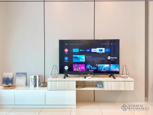 TV a/nebo společenská místnost v ubytování Melaka Ong Kim Wee Residences by Stayrene