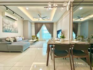 ein Wohnzimmer mit einem Esstisch und einem Sofa in der Unterkunft Melaka Ong Kim Wee Residences by Stayrene in Malakka