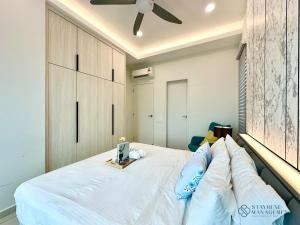 Postel nebo postele na pokoji v ubytování Melaka Ong Kim Wee Residences by Stayrene