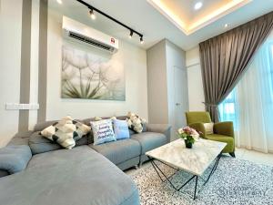 ein Wohnzimmer mit einem Sofa und einem Tisch in der Unterkunft Melaka Ong Kim Wee Residences by Stayrene in Malakka