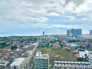 eine Luftansicht einer Stadt mit hohen Gebäuden in der Unterkunft Melaka Ong Kim Wee Residences by Stayrene in Malakka