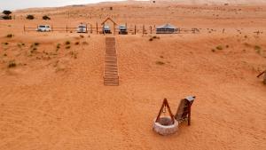 Un modelo de desierto con un puente en la arena en Sand Delight Camp, en Al Wāşil