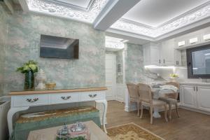 Kuchyň nebo kuchyňský kout v ubytování Aelia Luxury Apartments