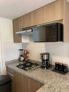 eine Küche mit einer Arbeitsplatte und einer Kaffeemaschine in der Unterkunft Hermoso Apartamento con club de playa in Acapulco