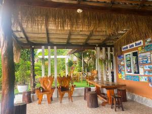 El salón o zona de bar de Veranda Lanta Resort