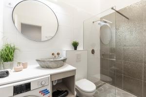 y baño con lavabo, aseo y espejo. en Real Apartments Museum, en Budapest