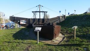 un gran barco expuesto en un campo en Balkonwohnung Roter Sand, en Hooksiel