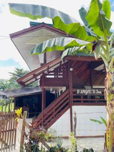 un edificio con toldo y un árbol en D' Angels Inn, Port Barton, en San Vicente