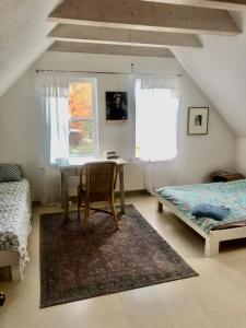 a bedroom with a desk and a bed and a table at Rast und Ruhe in Wechingen