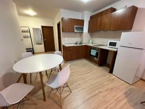 A kitchen or kitchenette at New Inn