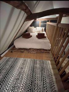 ein Schlafzimmer mit einem Bett in einem Zelt in der Unterkunft Cozy Cottage with hot tub! in Cadnam