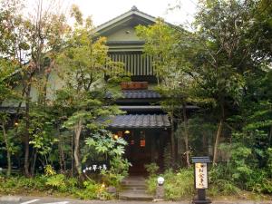 un bâtiment avec un panneau devant lui dans l'établissement Oyado Yumechidori, à Saga