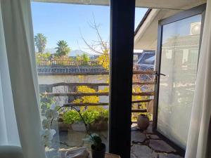 Habitación con ventana y vistas al río. en Hidden Hotel en Dali