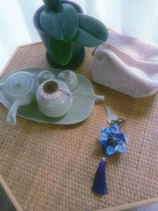 stół z talerzem i wazon z rośliną w obiekcie Hidden Hotel w mieście Dali