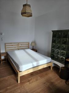 - une chambre avec un grand lit dans l'établissement Ferienhaus Birnberg, à Leogang
