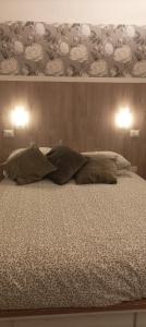 ローマにあるTrastevere Romanticのベッド1台(上に枕2つ付)