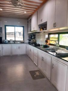 Kuchyň nebo kuchyňský kout v ubytování Niramitsook Farm Stay Khao Yai บ้านไร่นิรามิสสุข ฟาร์มสเตย์ ปากช่อง เขาใหญ่