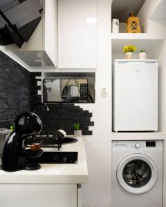 cocina con fregadero y lavadora en Best Studio Central, en Hunedoara
