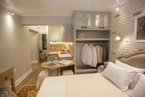 Un dormitorio con una cama y un escritorio en una habitación. en Aelia Luxury Apartments, en Ioannina 46 fotos más