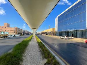 uma vista para uma rua da cidade com um edifício em فندق ارجان بارك العزيزية Arjan Park Hotel em Riade