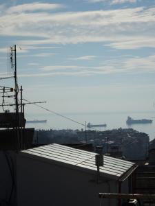 Blick auf eine Stadt vom Dach eines Gebäudes in der Unterkunft AERIAL NEST in Thessaloniki