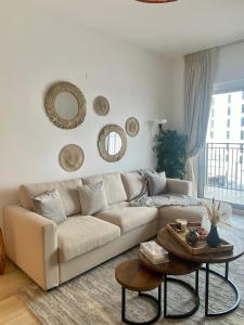 sala de estar con sofá y mesa en Yas Island canal 1- Formula 1, Entertainment, and Luxury Living!, en Abu Dabi