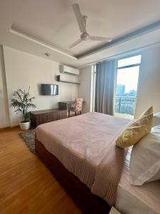 Postel nebo postele na pokoji v ubytování Flamingo Hotel Sector 67 I Studio Rooms I Gurgaon
