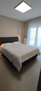 ein großes Bett in einem Zimmer mit Fenster in der Unterkunft AERIAL NEST in Thessaloniki