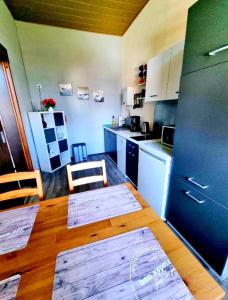 eine Küche mit einem Holztisch und einem Kühlschrank in der Unterkunft Ferienwohnung "Blick Mylau" - Nähe Freizeitpark Plohn & Göltzschtalbrücke in Reichenbach im Vogtland